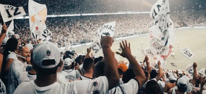 Torcida do Corinthians Assistindo Jogo ao Vivo no Estádio
